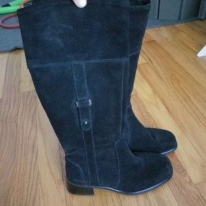 Black waterproof boots